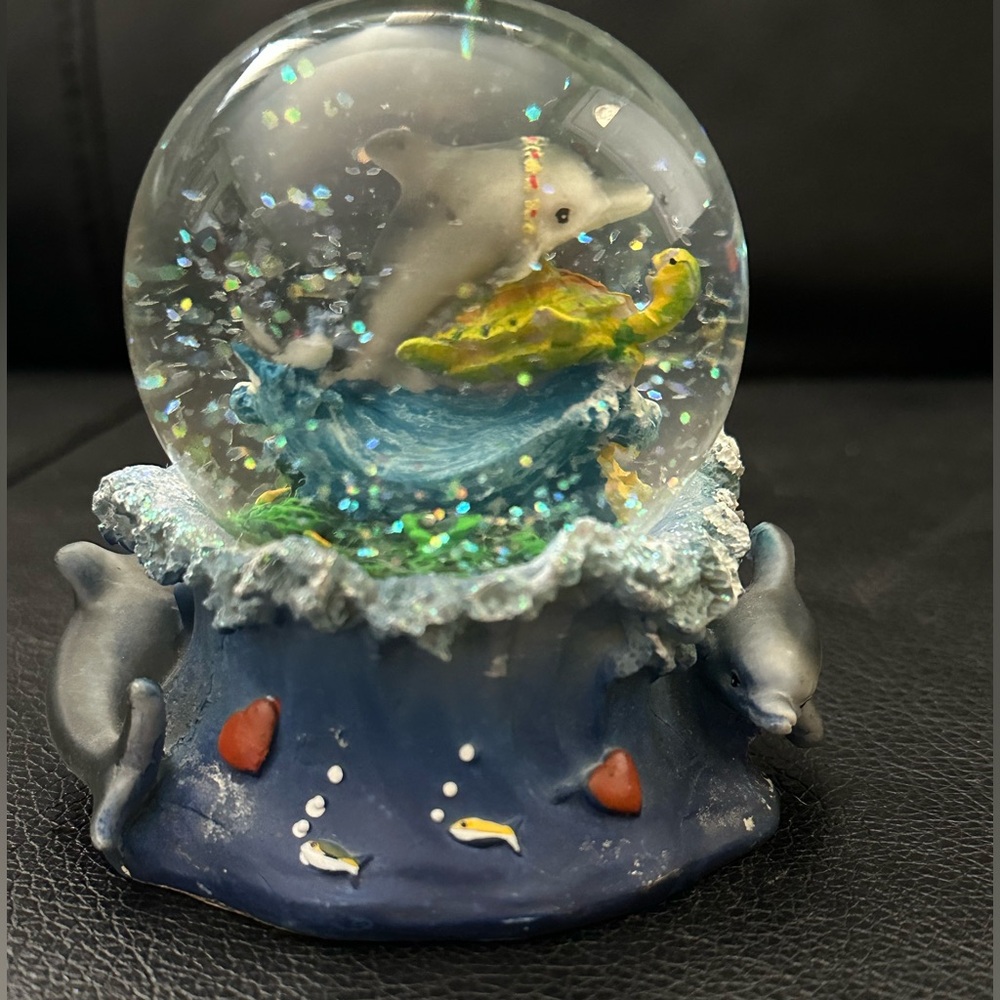 Q1- Vintage Hawaii Collectible Souvenir Glass Snow Globe (Dolphin)